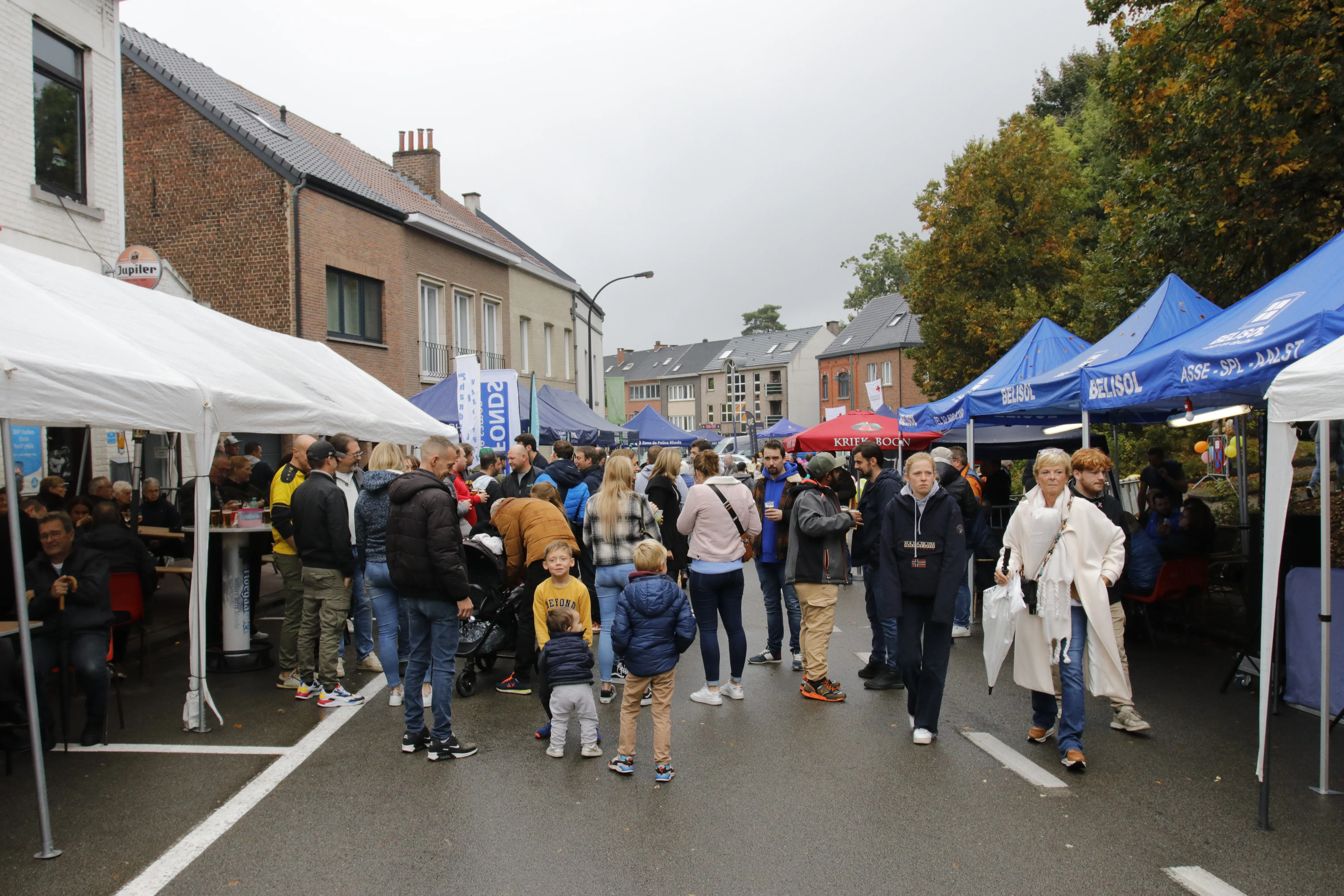 mensen op de jaarmarkt van Sint-Genesius-Rode